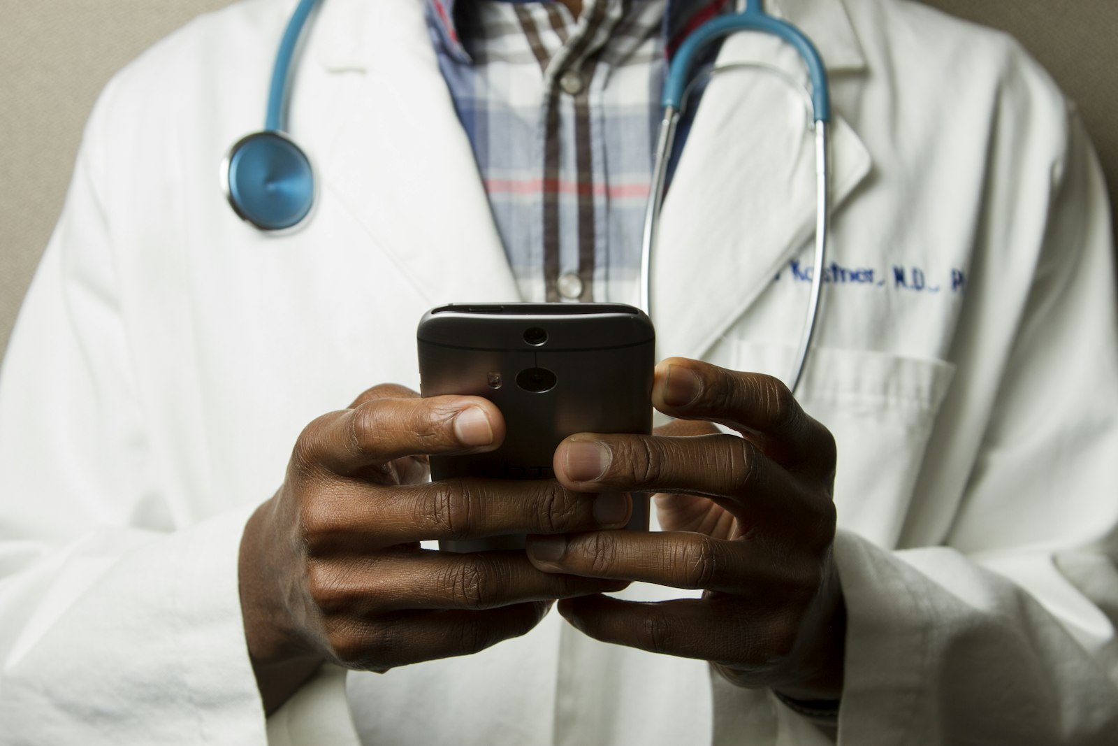 Médico con estetoscopio