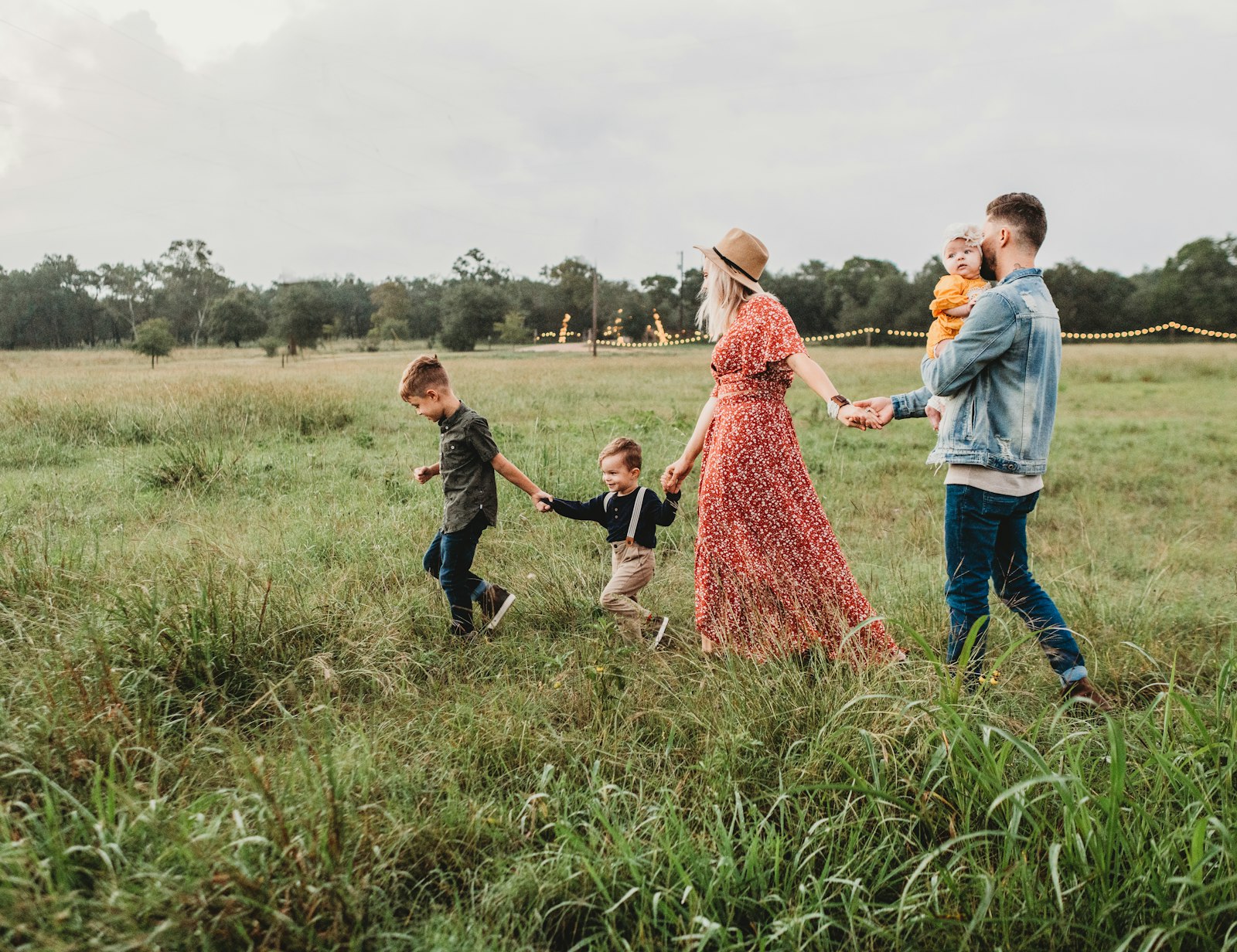 Familia caminando al aire libre